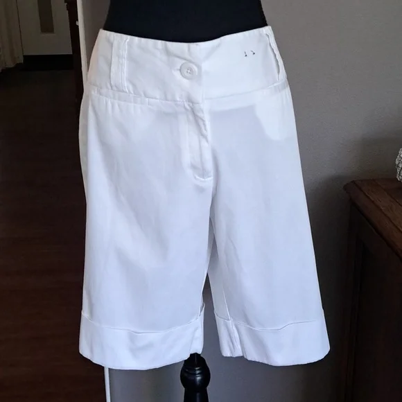 Never Worn Women's Size 14 White Shorts with a 20 in. length made with 3% Spand - Picture 1 of 5
